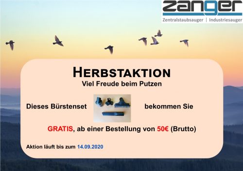 Herbstaktion. Ein Vogelschwarm fliegt auf dem Abendhimmel. Der Text in der Mitte erzählt die Aktion: Ein Staubsauger-Bürstenset mit einem Fugendüse, Saugdüse für Polstermöbel und Absaugbürste für Möbel bekommen SIe gratis, wenn Sie eine Bestellung von 50€ machen.