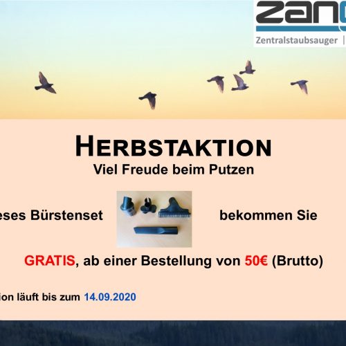 Herbstaktion. Ein Vogelschwarm fliegt auf dem Abendhimmel. Der Text in der Mitte erzählt die Aktion: Ein Staubsauger-Bürstenset mit einem Fugendüse, Saugdüse für Polstermöbel und Absaugbürste für Möbel bekommen SIe gratis, wenn Sie eine Bestellung von 50€ machen.